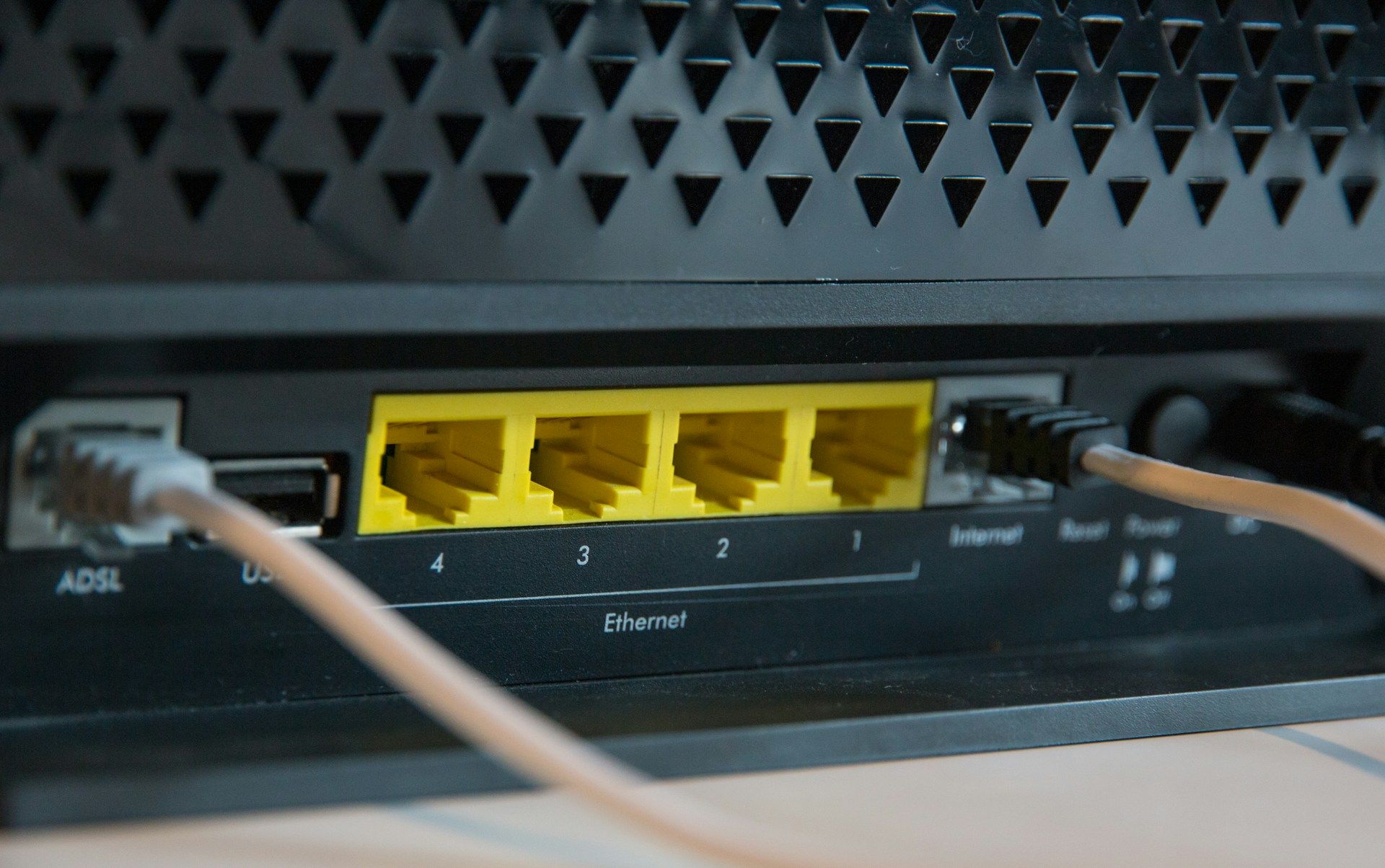 5 Best UPS Battery Backups for Home Internet & WiFi Routers